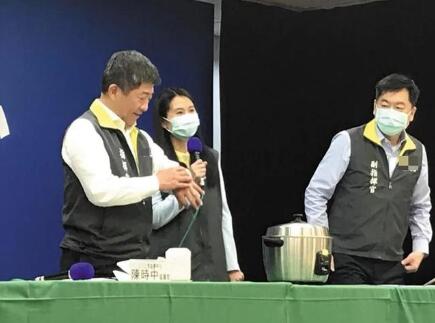 当局称，一架直升机在曼哈顿附近的哈德逊河坠毁