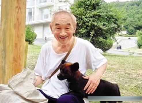 突发新闻：溜进受害者房间摸她们脚的强奸酒店工作人员被判入狱13年