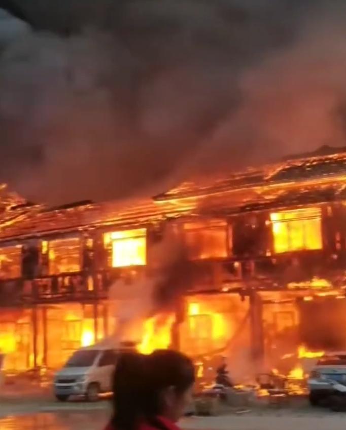 突发新闻：溜进受害者房间摸她们脚的强奸酒店工作人员被判入狱13年