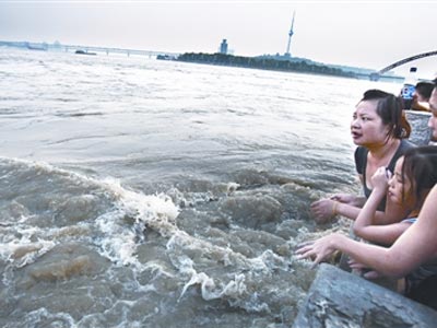 贝克汉姆广场公园：紧急寻找16岁男孩，在池塘游泳后“在水中失踪”