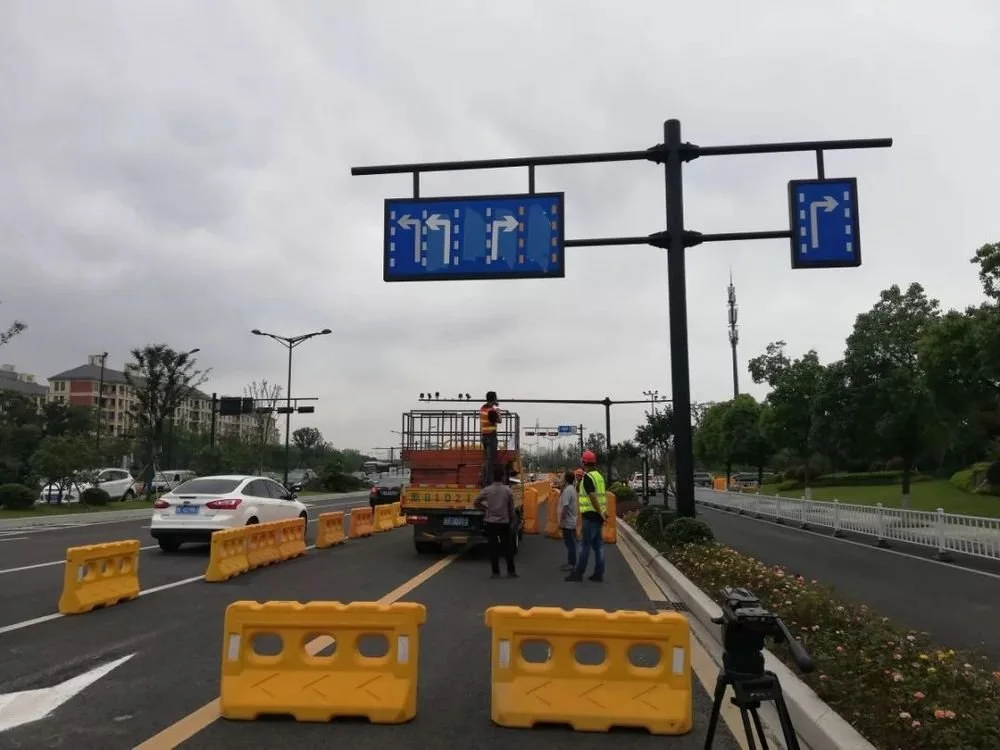 M25交通混乱，撞车后两辆车着火，四条车道关闭