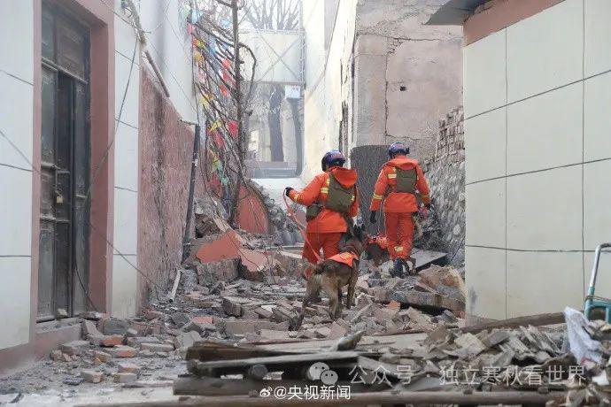 伊斯坦布尔地震现场直播：土耳其发生6.2级地震，人们惊恐地逃离