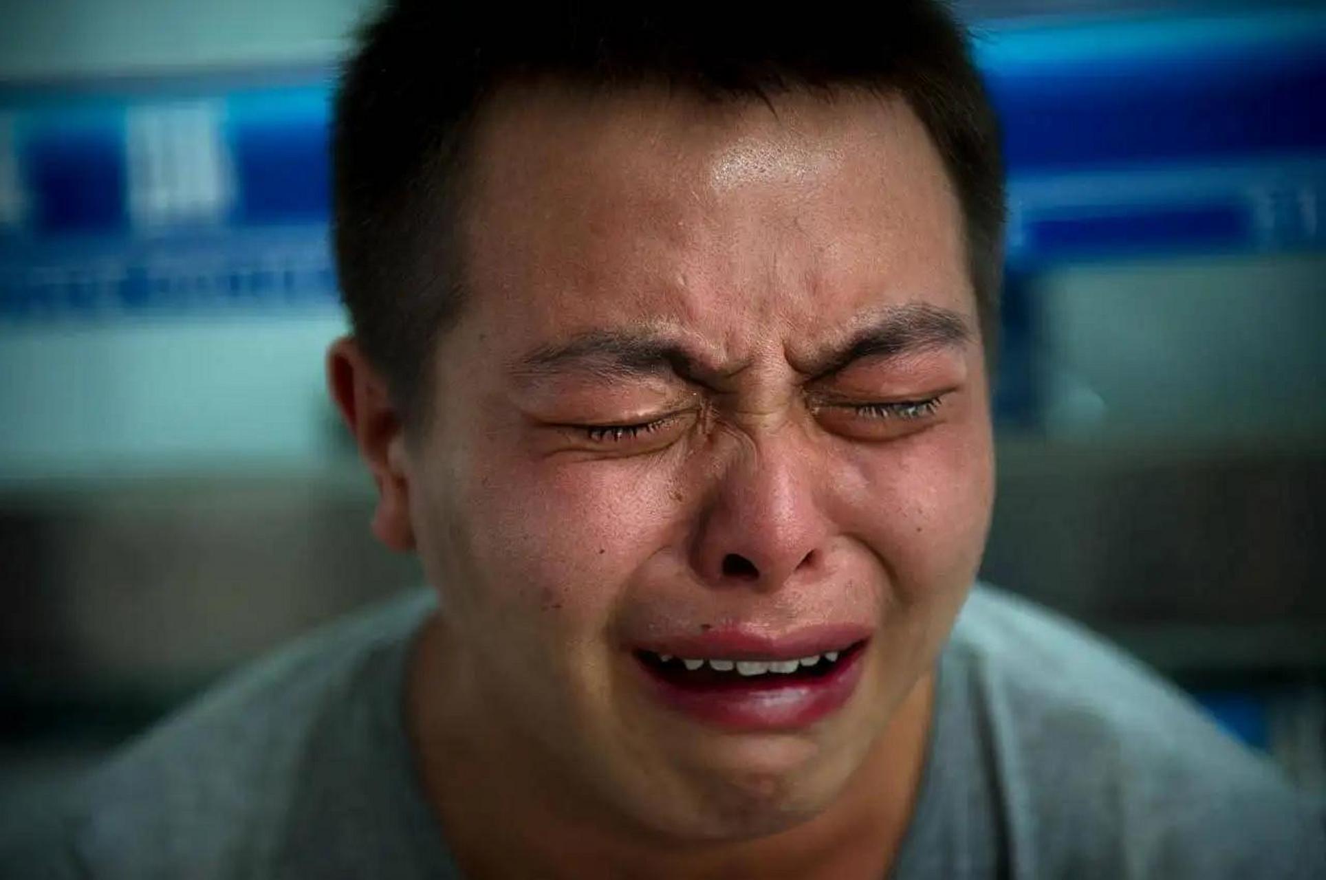 这位晨星在令人心碎的承认父亲患有痴呆症的过程中强忍着泪水