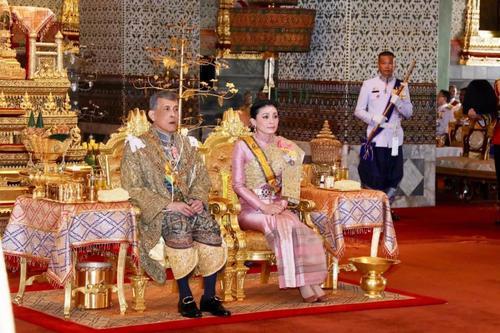 美国学者在泰国因侮辱君主被判入狱等待审判