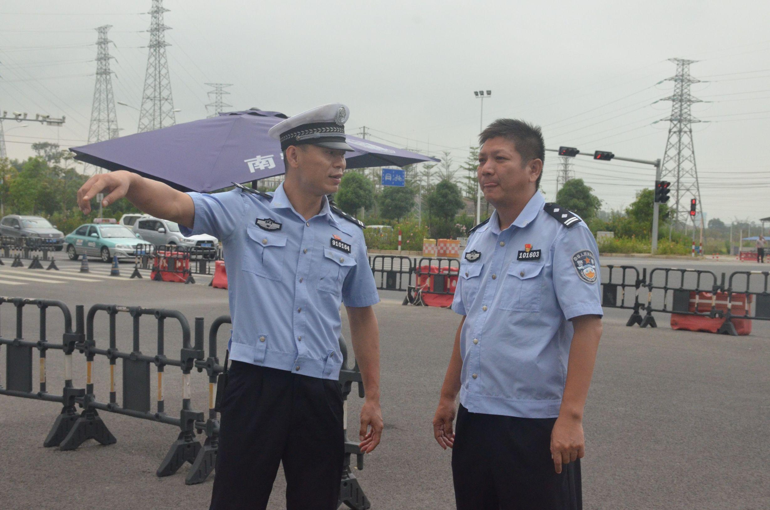 A1车祸：四辆警车和一名平民相撞，引发交通混乱