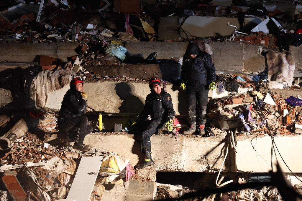 突发新闻：伊斯坦布尔地震：土耳其发生6.2级地震，建筑物晃动