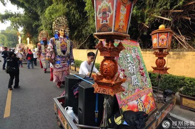 法国清真寺持刀行凶嫌疑人在杀害一名穆斯林礼拜者后仍然在逃