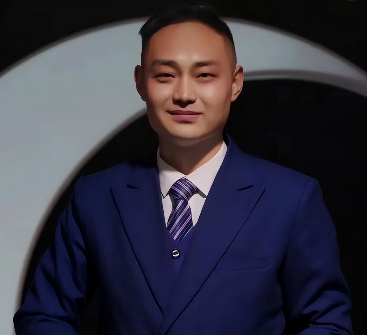 科林·法瑞尔的父亲埃蒙在“长期患病”后去世，家人陪伴在他身边