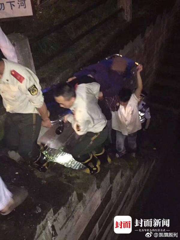 卡姆登刺伤：餐馆老板冲去救在碎玻璃池中发现的受害者