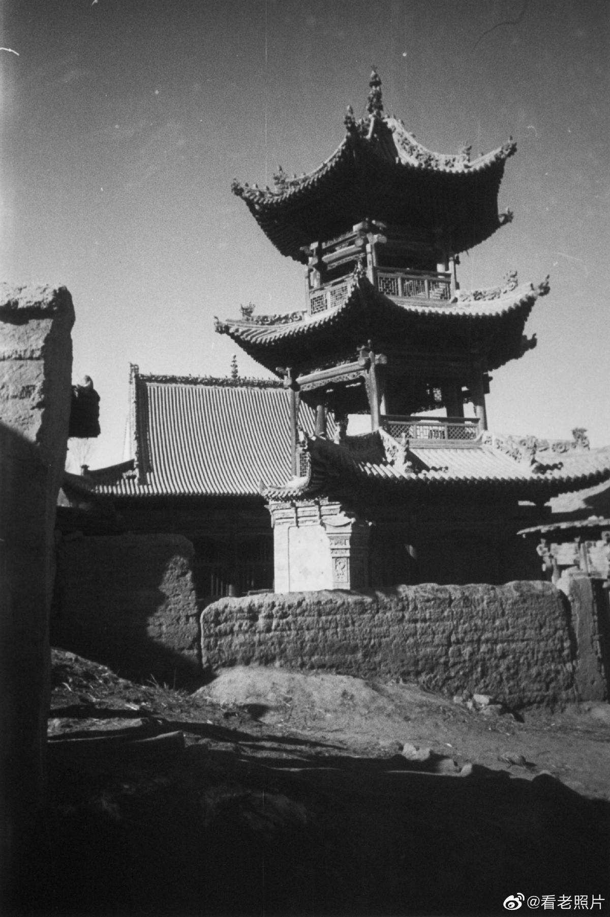 法国清真寺持刀行凶嫌疑人在杀害一名穆斯林礼拜者后仍然在逃