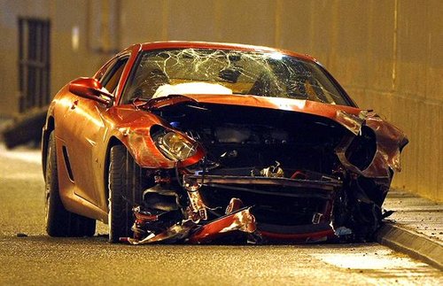 突发新闻：曼彻斯特撞车事故：警察在“与被盗汽车正面相撞”后入院治疗