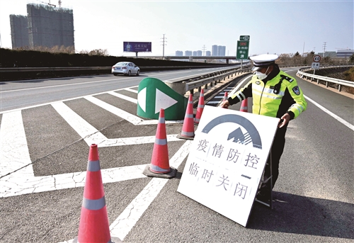 警方发生严重事故后，高速公路关闭，导致M1交通混乱