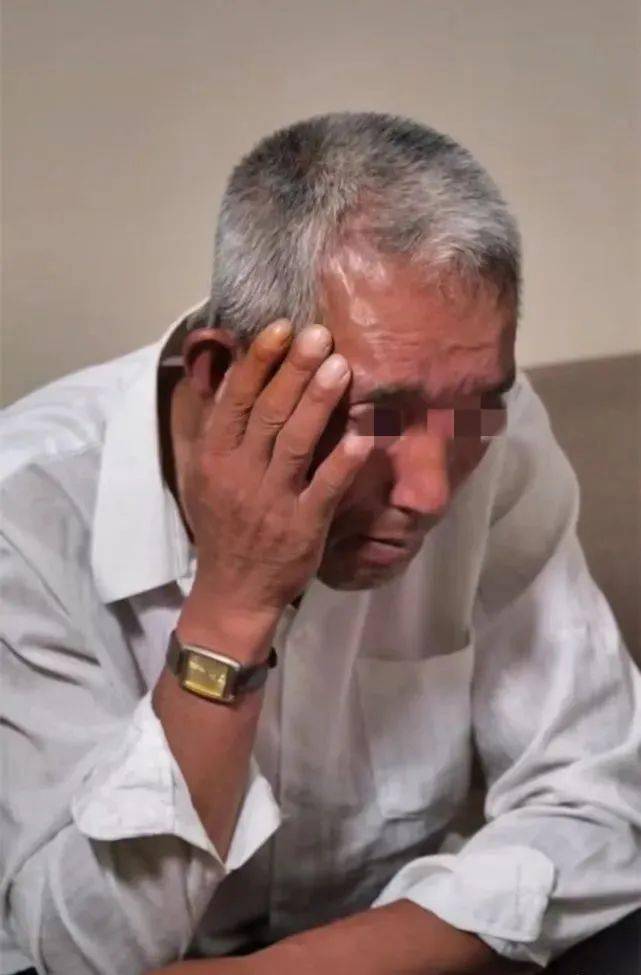 这位晨星在令人心碎的承认父亲患有痴呆症的过程中强忍着泪水