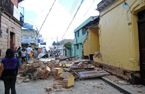 伊斯坦布尔地震现场直播：土耳其发生6.2级地震，人们惊恐地逃离
