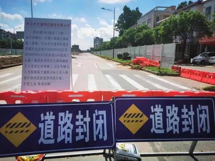 M25交通混乱，撞车后两辆车着火，四条车道关闭