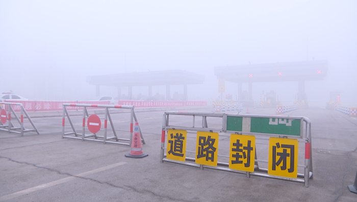 警方发生严重事故后，高速公路关闭，导致M1交通混乱