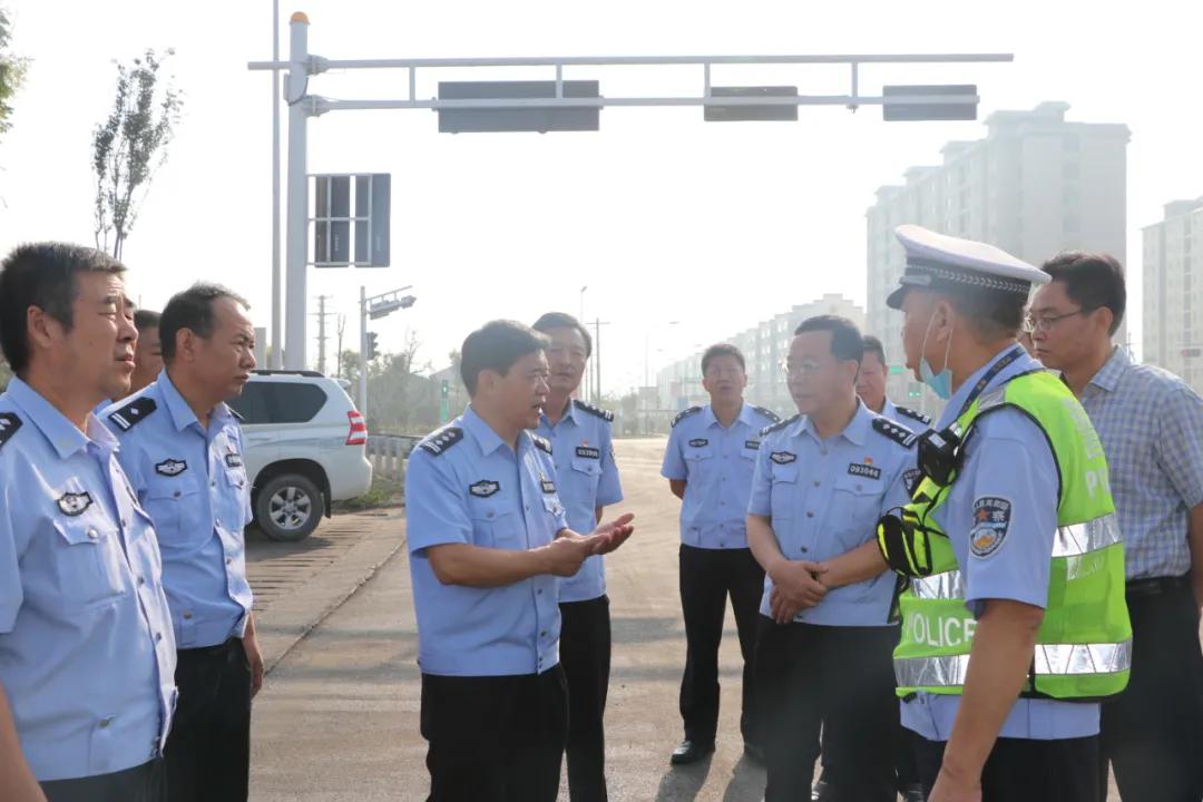 A1车祸：四辆警车和一名平民相撞，引发交通混乱