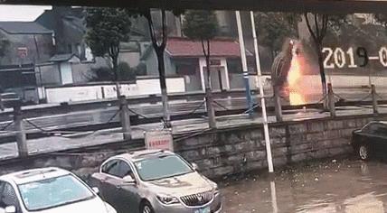 黄石旅游面包车坠毁：汽车变成火球，至少8人死亡