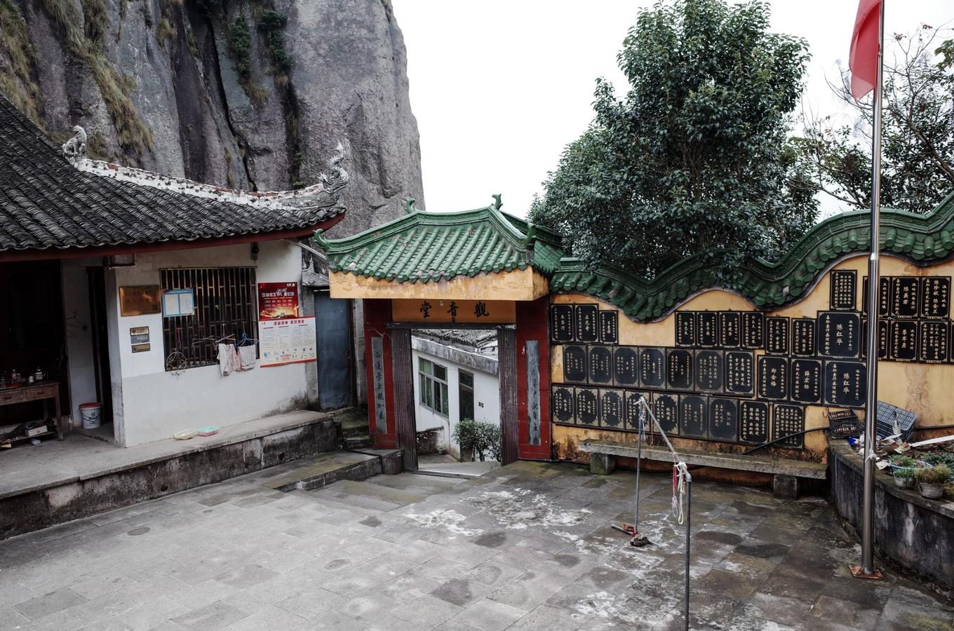 大火正在南非著名的桌山山坡上燃烧