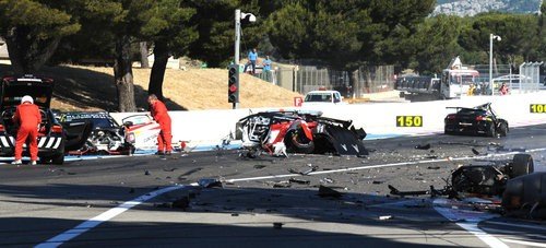 突发新闻：在英国超级体育比赛中，11辆自行车在奥尔顿公园发生灾难性撞车事故，两名车手死亡