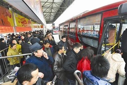 萨凡纳国际机场在受到炸弹威胁后疏散，乘客滞留