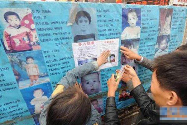 中国西南部一场突如其来的风暴导致两艘船只倾覆，20人失踪