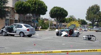 奥尔顿公园撞车事故更新：英国超级体育比赛发生灾难性事故，两人死亡